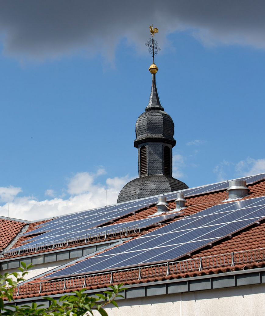 Beispiel für Klimaschutzmaßnahmen: Photovoltaikanlage auf dem Heinz-Wilhelmy-Haus in Kaiserslautern. Archivfoto: lk.
