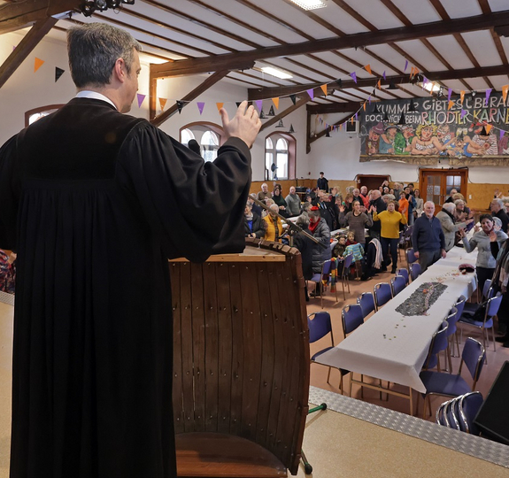 Predigt in der Turnhalle Rhodt aus der Bütt heraus: Pfarrer Bernd Rapp. Foto: Norman Krauß