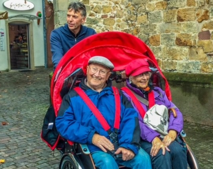 Seniorenarbeit, die glücklich macht: Rikscha fahren. Foto: Zenhom Haggag