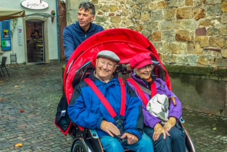 Seniorenarbeit, die glücklich macht: Rikscha fahren. Foto: Zenhom Haggag