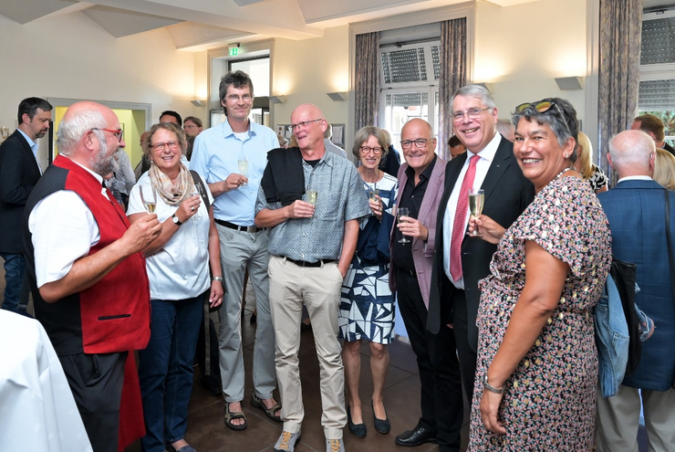 Stolz auf das runde Jahrgangsjubiläum: die Jubilare mit Kirchenpräsident Schad.
