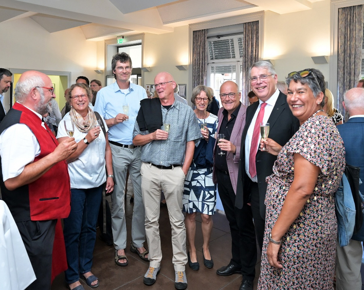 Stolz auf das runde Jahrgangsjubiläum: die Jubilare mit Kirchenpräsident Schad.