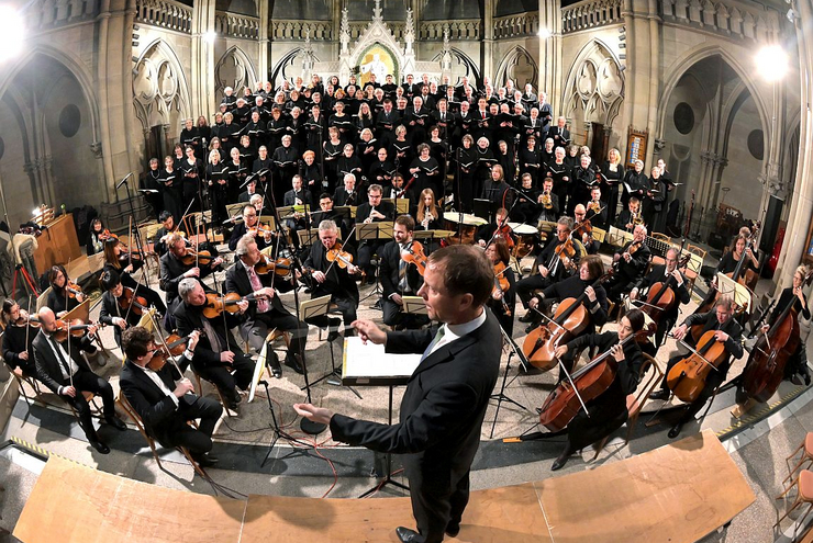 Jochen Steuerwald dirigiert den Evangelischen Oratorien-Chor. Foto: Amt f. Kirchenmusik/Landry