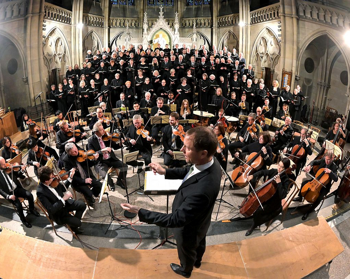 Jochen Steuerwald dirigiert den Evangelischen Oratorien-Chor. Foto: Amt f. Kirchenmusik/Landry