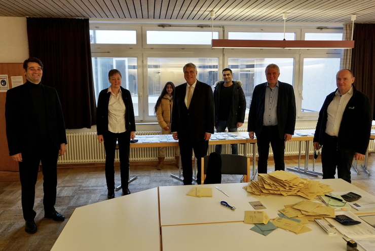 Vor der Auszählung der Stimmzettel: Mitglieder des Presbyteriums der Gedächtniskirchengemeinde Speyer mit Dekan Markus Jäckle und Kirchenpräsident Christian Schad. Foto: lk/Jahn