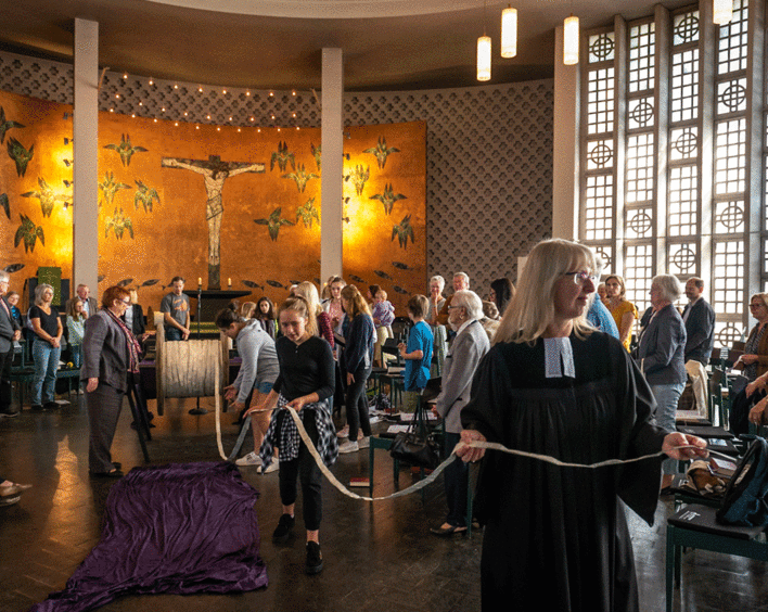 Gottesdienst in der Ludwigshafener Friedenskirche. Vorne: Pfarrerin Cornelia Zeißig. 