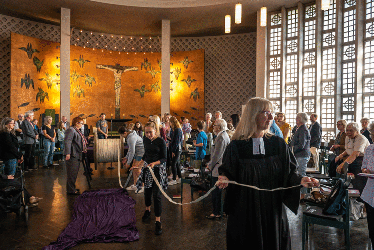 Gottesdienst in der Ludwigshafener Friedenskirche. Vorne: Pfarrerin Cornelia Zeißig. 