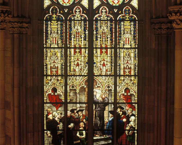 Das Reformationsfenster der Speyerer Gedächtniskirche bildet Luthers Thesenanschlag ab. Foto: Zentralarchiv der Ev. Kirche der Pfalz/Renate J. Deckers-Matzko