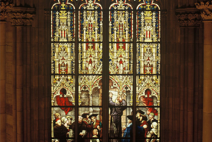 Das Reformationsfenster der Speyerer Gedächtniskirche bildet Luthers Thesenanschlag ab. Foto: Zentralarchiv der Ev. Kirche der Pfalz/Renate J. Deckers-Matzko