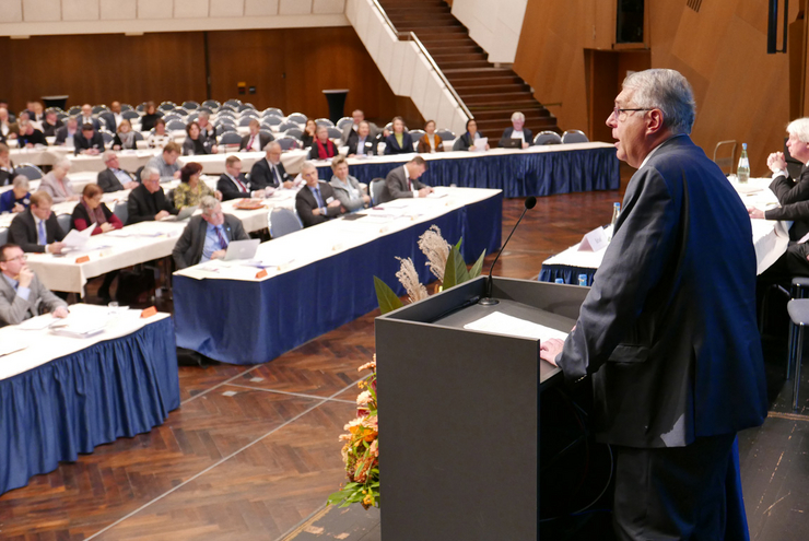 Kirchenpräsident Christian Schad hielt in Würzburg den Catholica-Bericht vor den Gremien der Vereinigten Evangelisch-Lutherischen Kirche in Deutschland und der Union Evangelischer Kirchen. Fotos: lk 