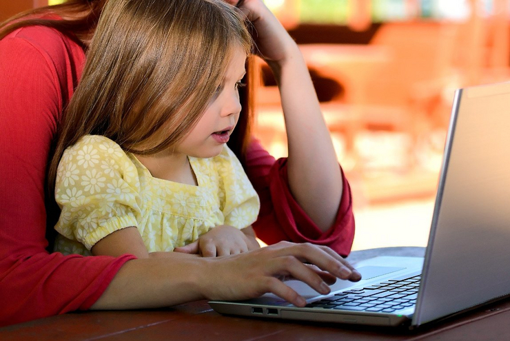 Arbeit und Kinderbetreuung belastet Familien: Die BKE Eltern-Beratung hilft online.