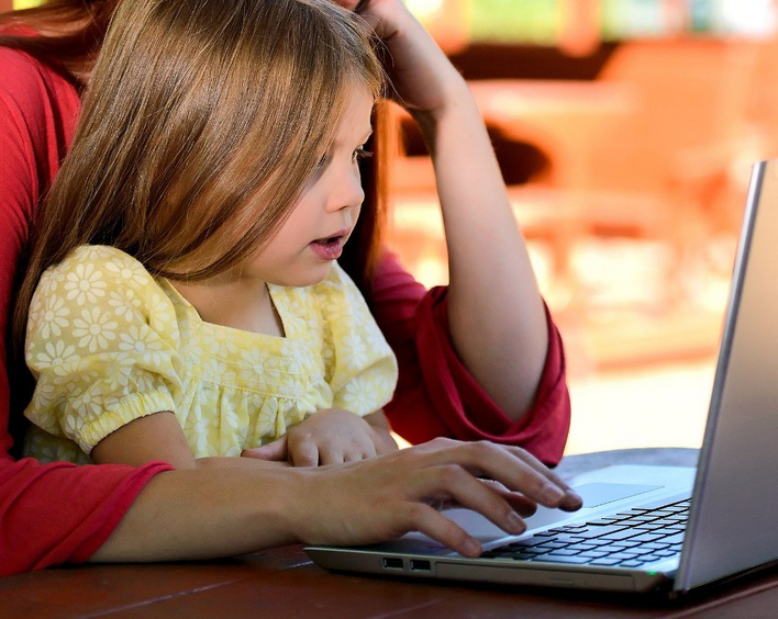 Arbeit und Kinderbetreuung belastet Familien: Die BKE Eltern-Beratung hilft online.