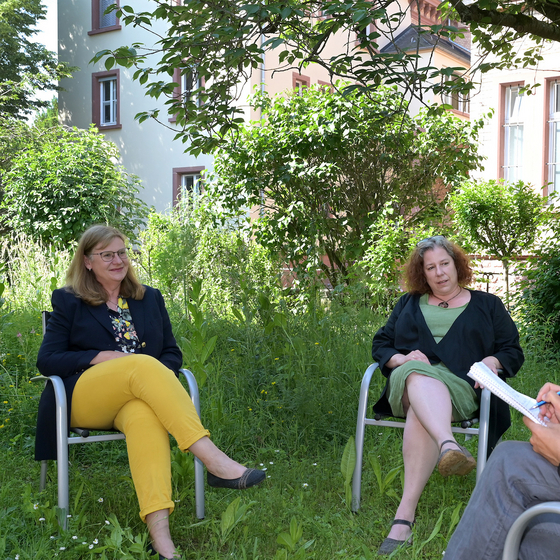 Oberkirchenrätin Bettina Wilhelm und Sozialwissenschaftlerin Ivonne Achtermann im Gespräch. Foto: lk/Landry. Oberkirchenrätin Bettina Wilhelm und Sozialwissenschaftlerin Ivonne Achtermann im Gespräch. Foto: lk/Landry.