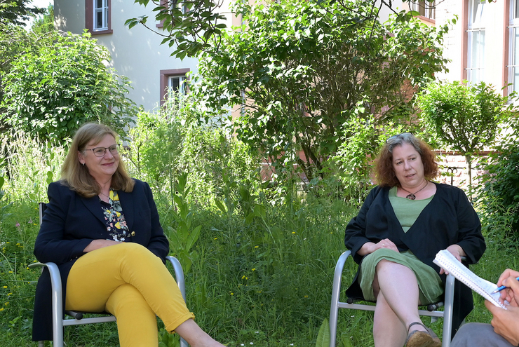 Oberkirchenrätin Bettina Wilhelm und Sozialwissenschaftlerin Ivonne Achtermann im Gespräch. Foto: lk/Landry.