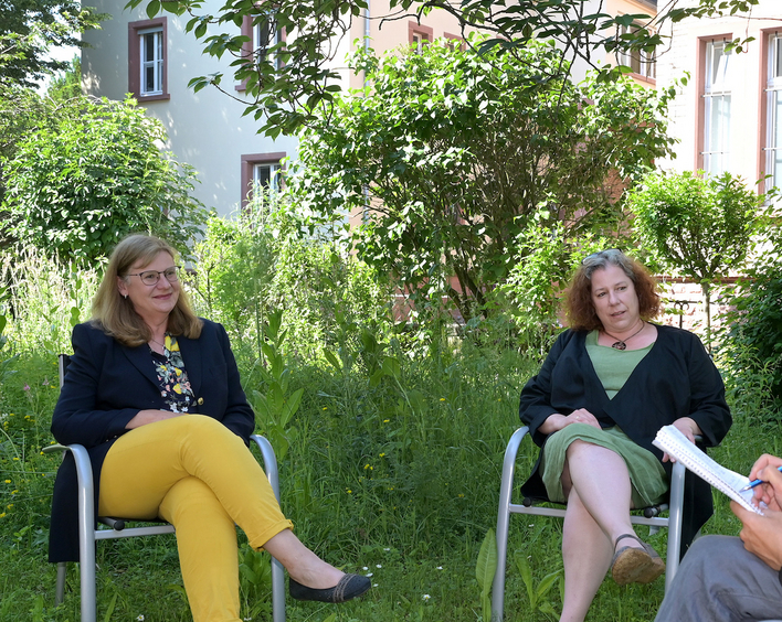 Oberkirchenrätin Bettina Wilhelm und Sozialwissenschaftlerin Ivonne Achtermann im Gespräch. Foto: lk/Landry.