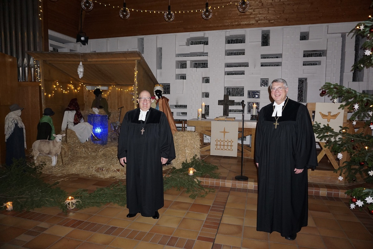 Dekan Matthias Schwarz und Kirchenpräsident Christian Schad am Altjahrsabend. Foto: lk/Jahn.