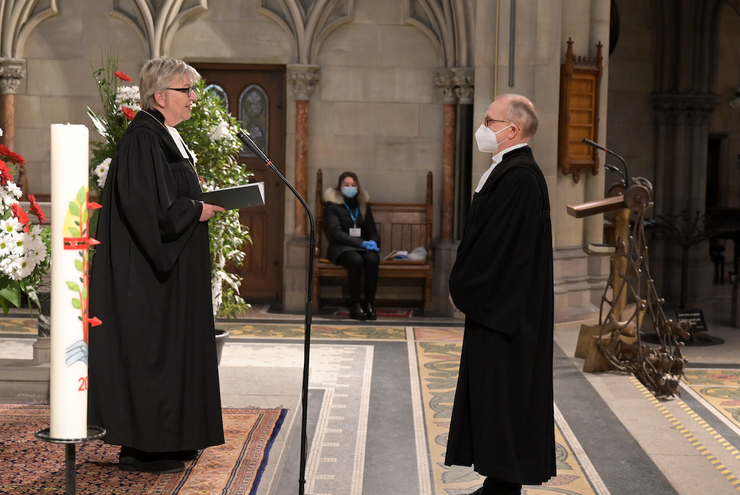 Einführung von Oberkirchenrat Claus Müller durch Kirchenpräsidentin Dorothee Wüst. Foto: lk/Landry.