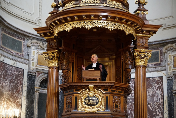 Zu Gast im Berliner Dom: Der pfälzische Kirchenpräsident Christian Schad bei seiner Predigt.