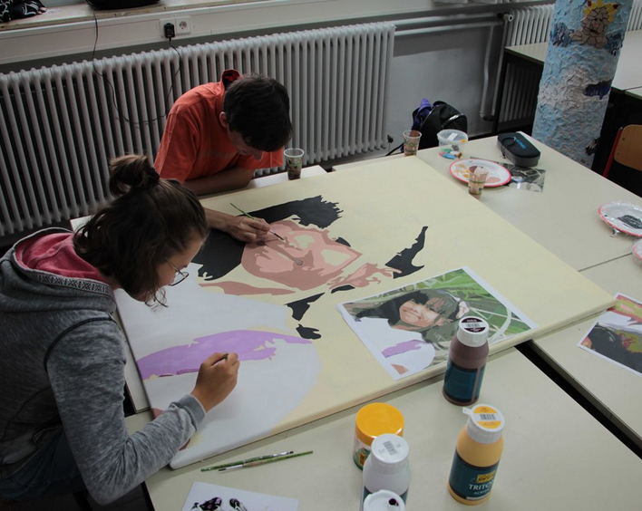 Schülerin Lara Giebel und Schüler Jonas Fuchs malen die Acrylbilder aus.