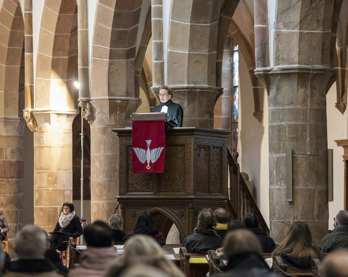 Anja Diesel, die neue Direktorin des EFWI, bei ihrer Predigt in der Landauer Stiftskirche. Foto: lk/Iversen
