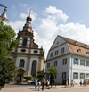 Barocke Stadtkirche mitten in Speyer: Die protestantische Dreifaltigkeitskirche. Im Vordergrund die Pilger-Statue. Foto: view