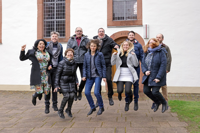 Kooperieren im Dekanat Bad Bergzabern enger (von links): Almendra Garcia de Reuter, Rainer Brunck, Angela Fabian, Dietmar Zoller, Ute Braune, Stephan Hänlein, Katharina Weber, Stefan Ackermann, Anna Thees und Holger Müller. Foto: Norman Krauß Kooperieren im Dekanat Bad Bergzabern enger (von links): Almendra Garcia de Reuter, Rainer Brunck, Angela Fabian, Dietmar Zoller, Ute Braune, Stephan Hänlein, Katharina Weber, Stefan Ackermann, Anna Thees und Holger Müller. Foto: Norman Krauß