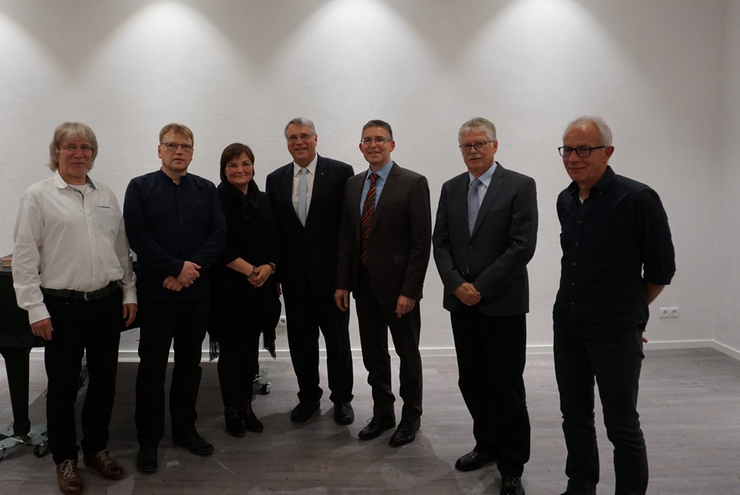 Architekt Thomas Müller, Beigeordneter Wilfried Pick, Dekan Stefan Dominke, Kirchenpräsident Christian Schad und die Musiker Kerstin Becker, Roland Feix und Martin Reitzig (v.r.). 