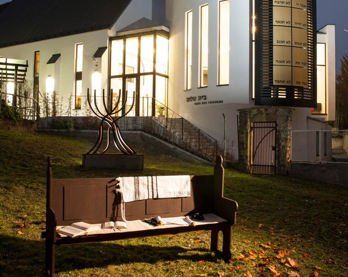 Synagoge Beith-Schalom in Speyer mit der von den Kirchen gestifteten Menora. Foto: lk