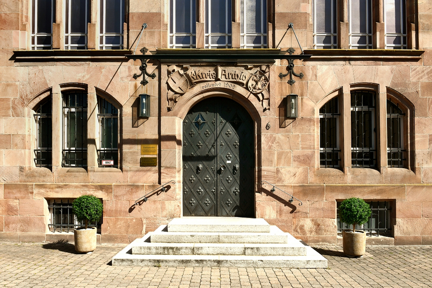 Eingang zum Zentralarchiv der Evangelischen Kirche der Pfalz.