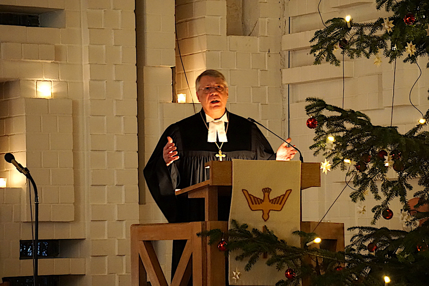 Kirchenpräsident Christian Schad in der Christuskirche Otterbach. Foto: lk/Jahn. Kirchenpräsident Christian Schad in der Christuskirche Otterbach. Foto: lk/Jahn.