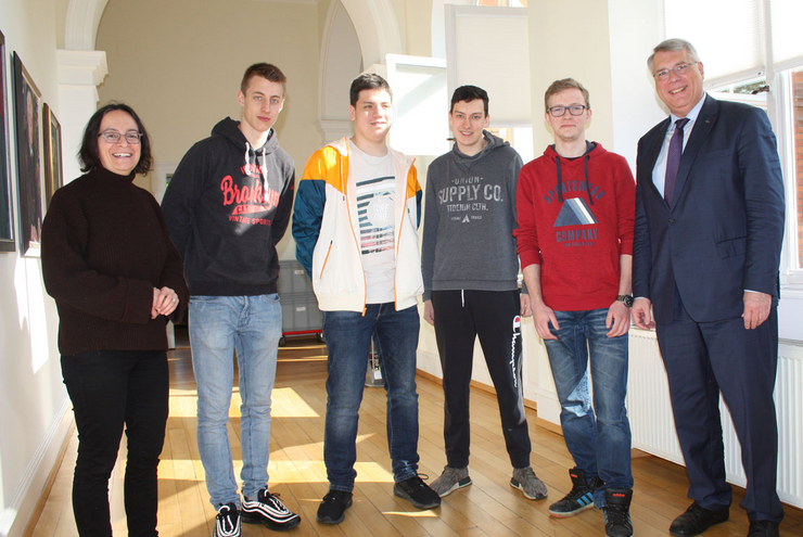Besuch im Landeskirchenrat: Religionslehrerin Susanne Löhr-Funke, Jan Briegel, Lukas Post, Andreas Schneider und Lukas Vetter mit Kirchenpräsident Christian Schad (v.li.). Foto: lk