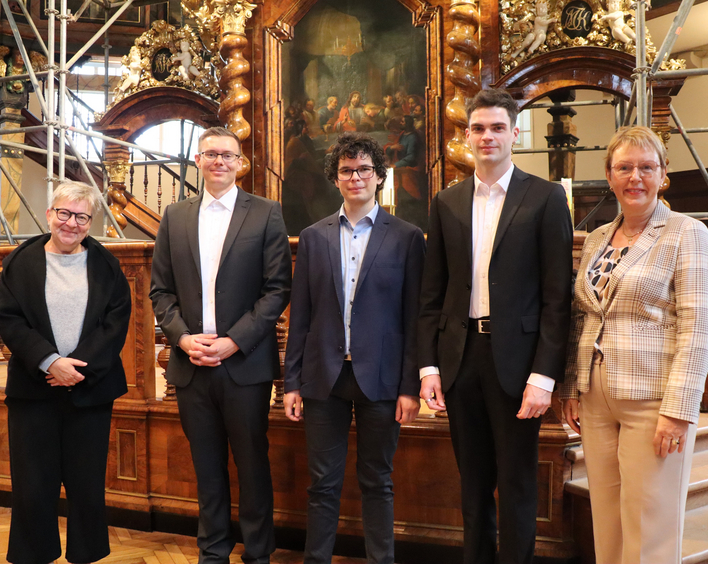 Auf dem Bild von links: Kirchenpräsidentin Dorothee Wüst, Sebastian Fuchs, Sebastian Kraus, Jonathan Schulze, Oberkirchenrätin Marianne Wagner. Es fehlt Lisa Sauter, die an diesem Tag noch ihre letzte mündliche Prüfung des Magisterstudiengangs zu absolvieren hatte.