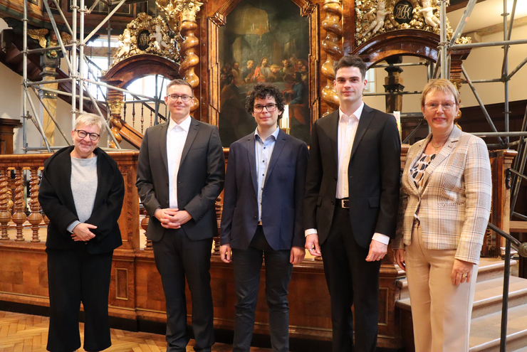 Auf dem Bild von links: Kirchenpräsidentin Dorothee Wüst, Sebastian Fuchs, Sebastian Kraus, Jonathan Schulze, Oberkirchenrätin Marianne Wagner. Es fehlt Lisa Sauter, die an diesem Tag noch ihre letzte mündliche Prüfung des Magisterstudiengangs zu absolvieren hatte.