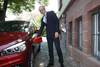 Strom statt Sprit: Oberkirchenrat Michael Gärtner tankt das neue Hybridauto auf. Foto: lk