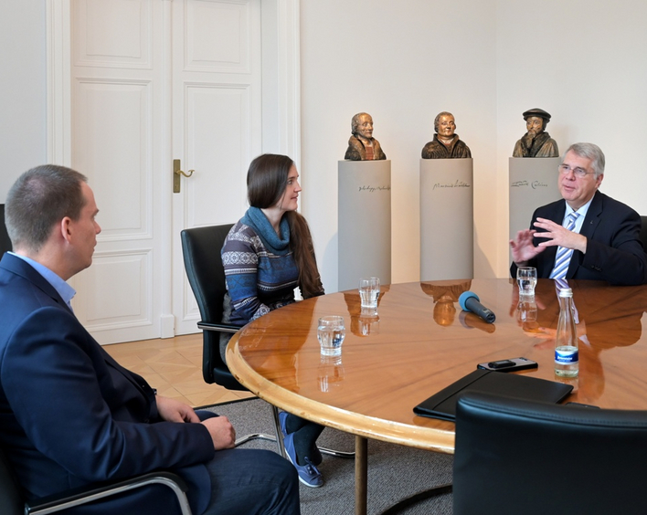 Interview der Generationen: Kirchenpräsident Christian Schad (r.) trifft Neu-Pfarrerin Daniela Hegel. Interview führt Maik Weidemann (l.).