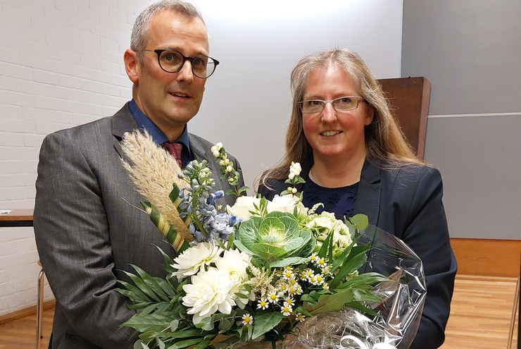 Dekan Thomas Holtmann nimmt Glückwünsche von Daniela Freyer entgegen, Vorsitzende der Bezirkssynode Dekan Thomas Holtmann nimmt Glückwünsche von Daniela Freyer entgegen, Vorsitzende der Bezirkssynode 
