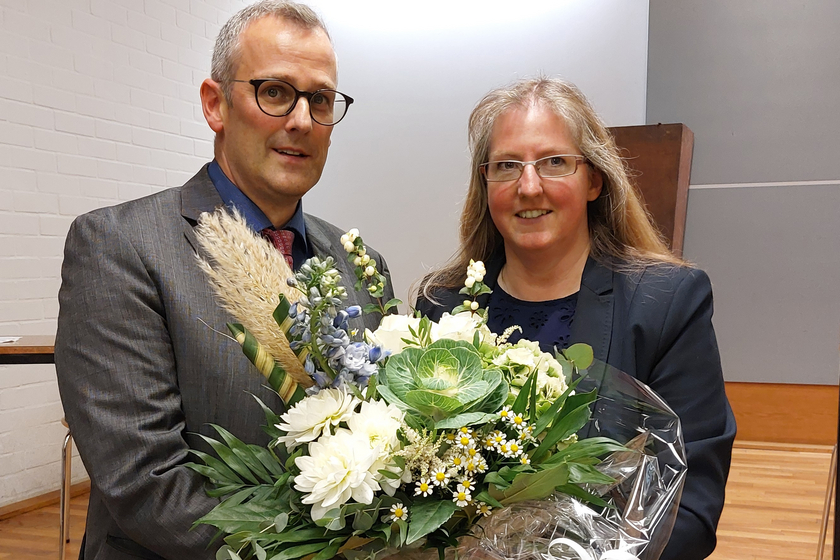 Dekan Thomas Holtmann nimmt Glückwünsche von Daniela Freyer entgegen, Vorsitzende der Bezirkssynode Dekan Thomas Holtmann nimmt Glückwünsche von Daniela Freyer entgegen, Vorsitzende der Bezirkssynode Dekan Thomas Holtmann nimmt Glückwünsche von Daniela Freyer entgegen, Vorsitzende der Bezirkssynode
