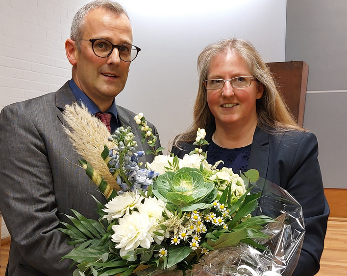 Dekan Thomas Holtmann nimmt Glückwünsche von Daniela Freyer entgegen, Vorsitzende der Bezirkssynode Dekan Thomas Holtmann nimmt Glückwünsche von Daniela Freyer entgegen, Vorsitzende der Bezirkssynode 