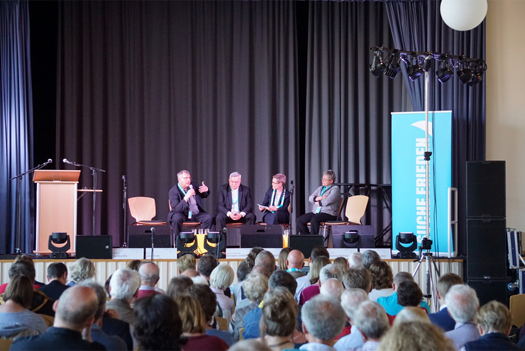 Diskussion mit Kirchenpräsident Christian Schad, Bischof Karl-Heinz Wiesemann, Moderatorin  Dagmar Stoltmann-Lukas und Theologie-Professorin Johanna Rahner (v.l.). 