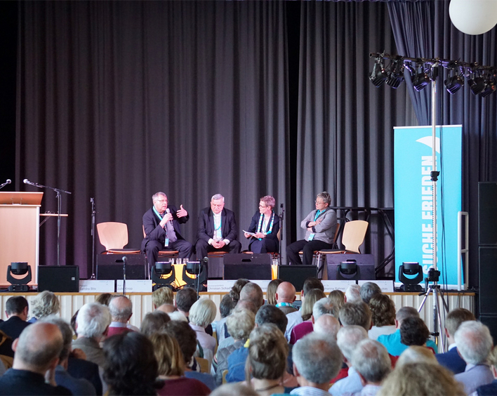 Diskussion mit Kirchenpräsident Christian Schad, Bischof Karl-Heinz Wiesemann, Moderatorin  Dagmar Stoltmann-Lukas und Theologie-Professorin Johanna Rahner (v.l.). 