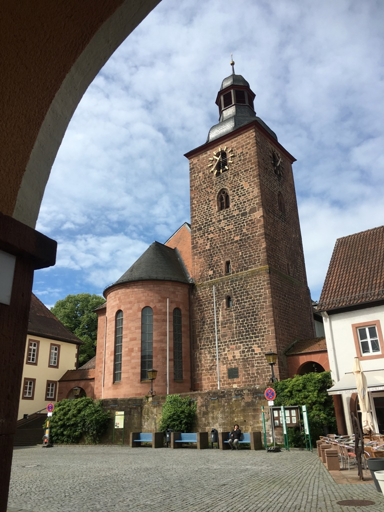 Multikulturell präsentiert sich die Landeskirche vor der Protestantischen Stadtkirche Annweiler.