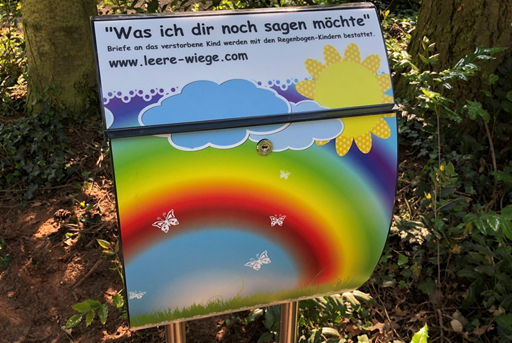 Der Regenbogen-Briefkasten steht in Landau für Nachrichten der Trauernden an die verstorbenen Kinder bereit.