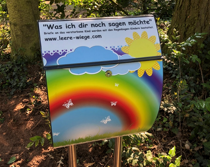 Der Regenbogen-Briefkasten steht in Landau für Nachrichten der Trauernden an die verstorbenen Kinder bereit.
