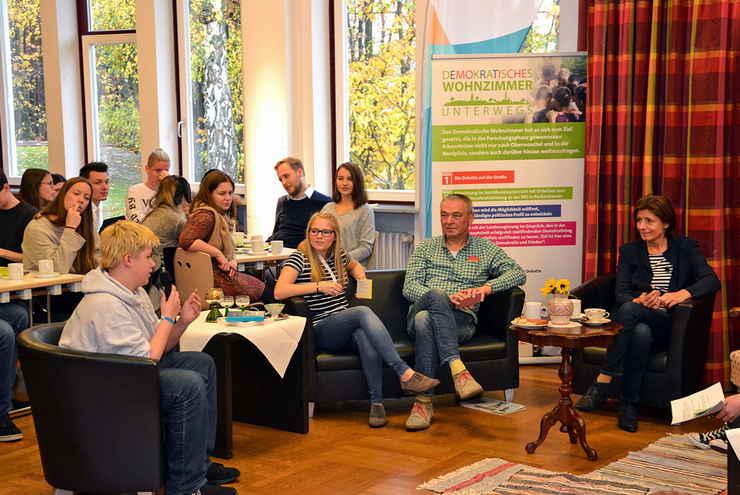 Demokratisches Wohnzimmer: Jugendliche im Gespräch mit Ministerpräsidentin Malu Dreyer. Foto: ejp