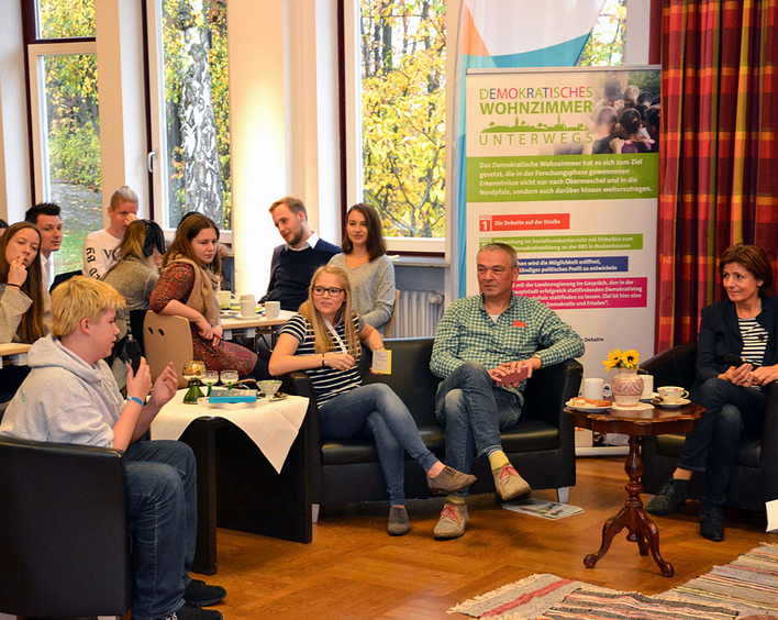 Demokratisches Wohnzimmer: Jugendliche im Gespräch mit Ministerpräsidentin Malu Dreyer. Foto: ejp
