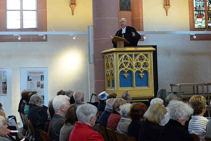 Sieht in Toleranz und Demokratie eine starke Antwort auf Populismus und Extremismus: Kirchenpräsident Christian Schad im Karfreitagsgottesdienst in der Stiftskirche Neustadt. Foto: LM
