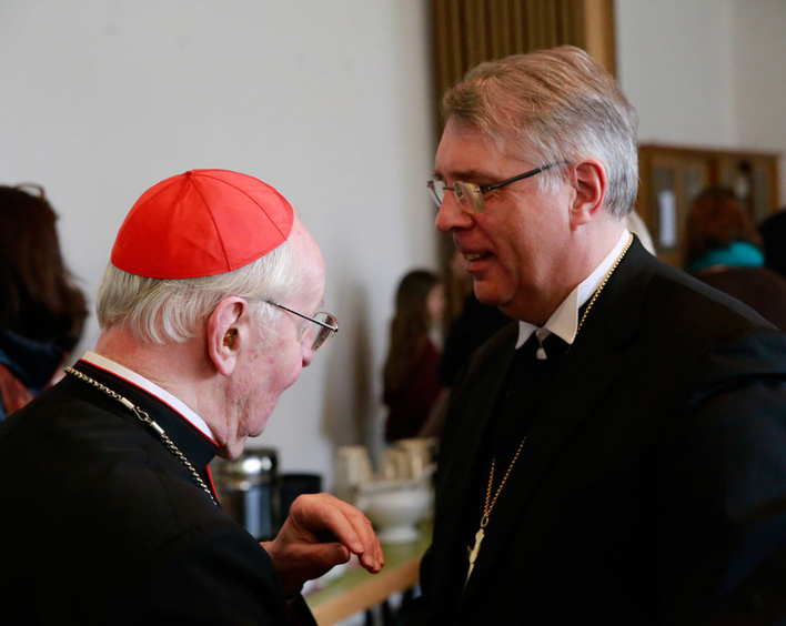 Kirchenpräsident Christian Schad gratuliert Kardinal Friedrich Wetter zum 90. Geburtstag. Foto: is
