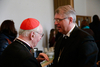 Kirchenpräsident Christian Schad gratuliert Kardinal Friedrich Wetter zum 90. Geburtstag. Foto: is