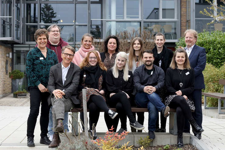 Künftige Religionslehrer am Donnerstag mit Kirchenrat Thomas Niederberger, Leiter des Amts für Religionsunterricht (stehend, ganz rechts), Rainer Huy, Leiter des Religionspädagogischen Zentrums (RPZ) Speyer (sitzend, Erster von links), und Brigitte Beil, Leiterin des RPZ Kusel (stehend, ganz links). 
