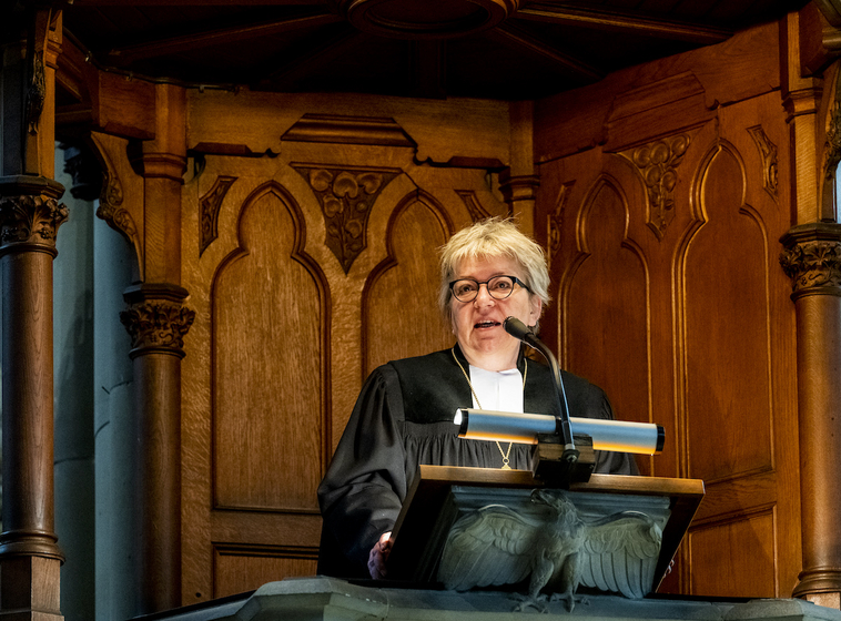 Kirchenpräsidentin Dorothee Wüst am Pfingstsonntag in der Gedächtniskirche zu Speyer. Foto: lk/Venus. Kirchenpräsidentin Dorothee Wüst am Pfingstsonntag in der Gedächtniskirche zu Speyer. Foto: lk/Venus.
